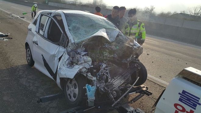 사고차량을 견인하고 있다.(사진제공=부산경찰청)