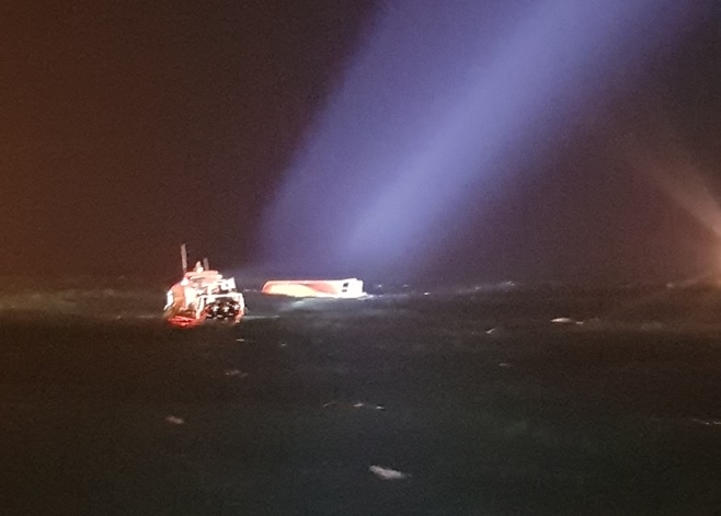 해경구조대가 전복된 선박으로 접근중이다.(사진제공=울산해양경찰서)