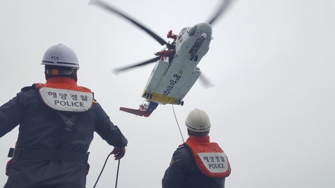 해경헬기로 환자를 후송하고 있다.(사진제공=울산해양경찰서)