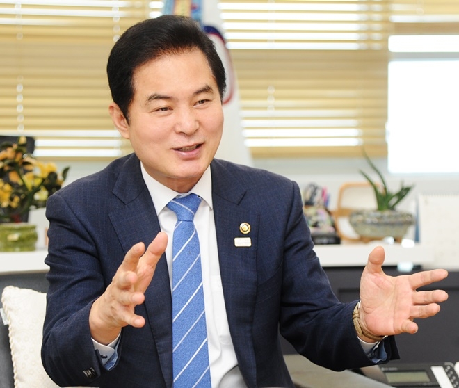 류영진 전 식품의약품안전처장이 그간의 성과에 대해 말하고 있다.(사진제공=식품의약품안전청)