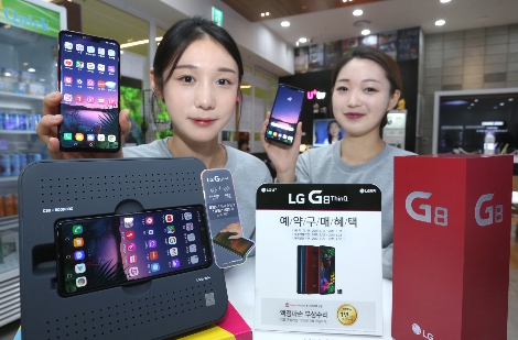 모델이 LG G8 ThinQ를 홍보하고 있다. 사진=LG유플러스