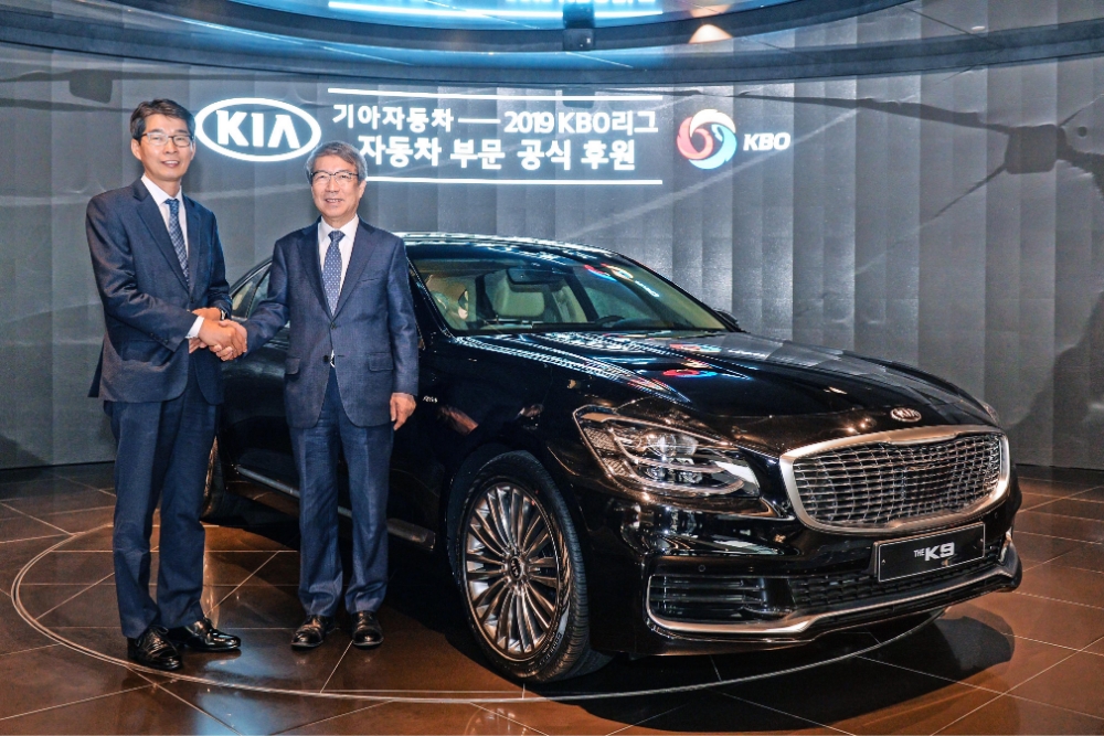 (왼쪽부터)권혁호 기아차 국내영업본부장(부사장)과 정운찬 한국야구위원회(KBO) 총재가 기념촬영을 하는 모습.(사진=기아자동차)