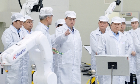 조성진 부회장이 로보스타의 다양한 산업용 로봇을 살펴보고 있다. 사진=LG전자