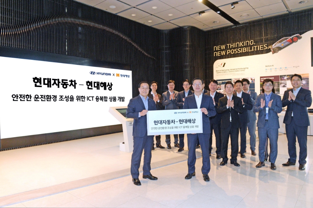 허병길 현대차 판매사업부장(오른쪽)과 박주식 현대해상 자동차보험부문장(왼쪽) 등 양사 관계자들이 기념촬영을 하고 있는 모습.(사진=현대자동차)