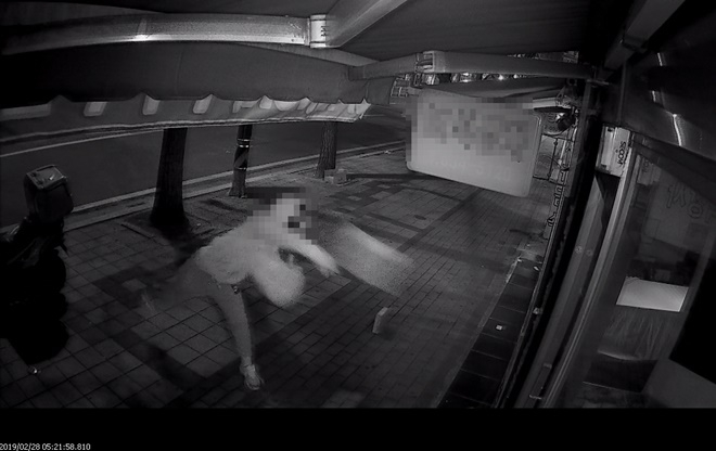 피의자가 귀금속 출입유리문에 벽돌을 던지는 모습.(사진제공=부산경찰청)