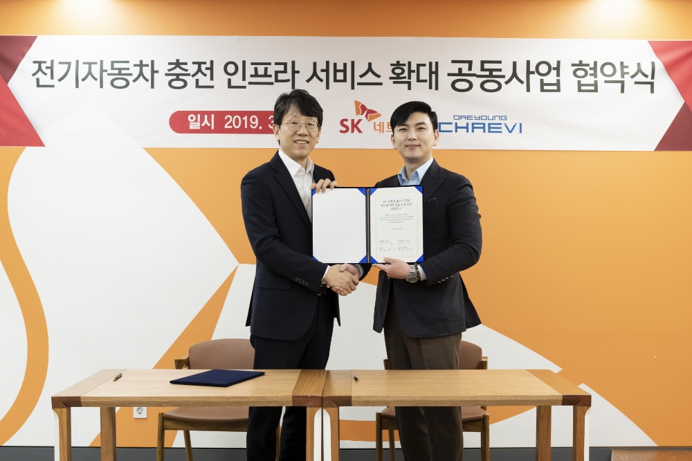 (좌)윤민호 SK네트웍스 Mobility사업개발실장,(우) 정민교 대영채비 대표.(사진=SK네트웍스)