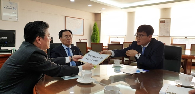 15일 경상남도 경제부지사실에서 변광용 거제시장이 정승일 산자부 차관에게 거제시의 요구사항을 전달하고 있다.(사진제공=거제시)