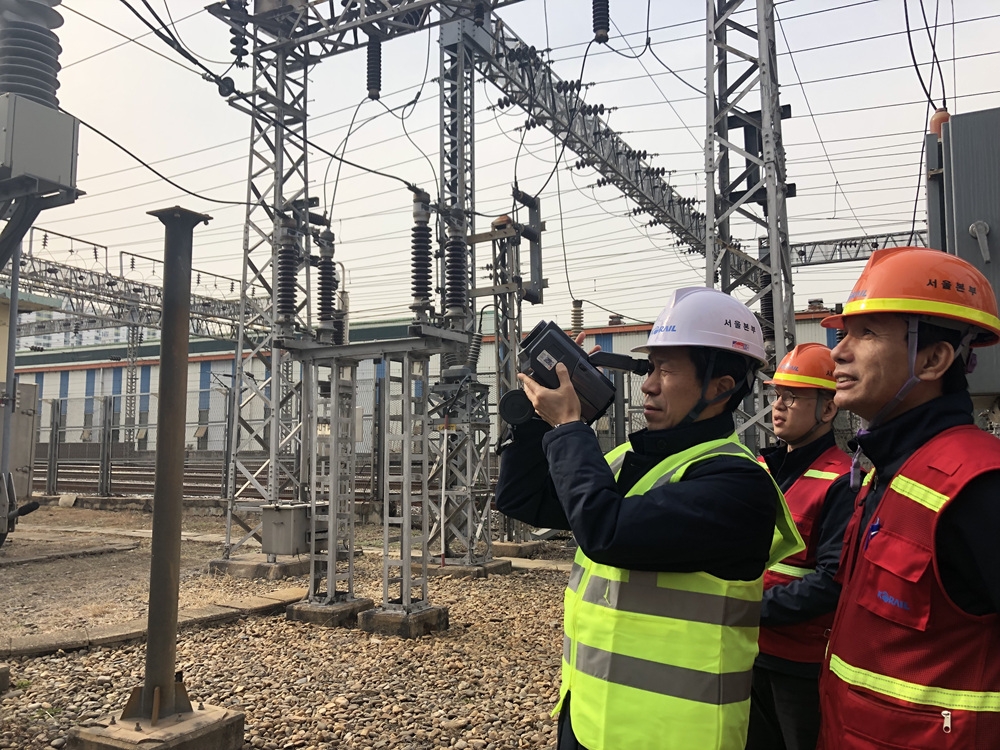 양운학 코레일 서울본부장(사진 맨 왼쪽)이 18일 오후 철도 전력을 관리하는 용산 전철 구분소를 찾아 국가안전대진단을 위한 현장점검을 시행했다(사진=코레일)