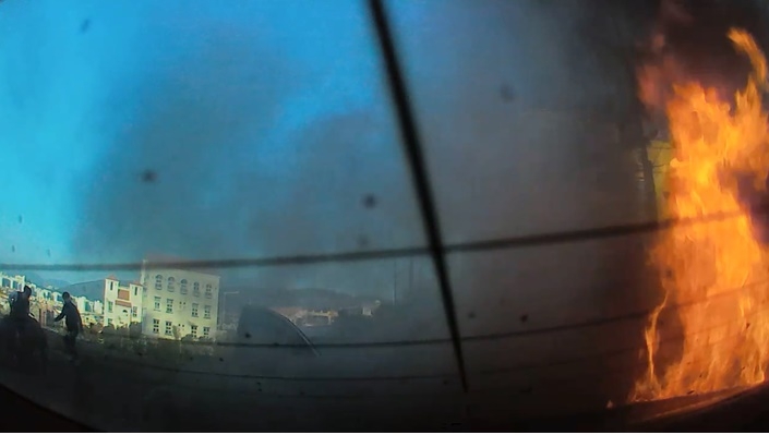 차량공회전으로 불이나 잠든 운전자를 구조한 시민 2명.(사진제공=경남경찰청)