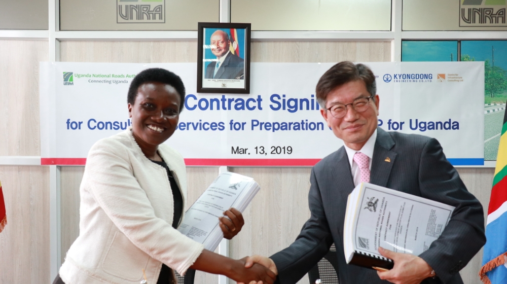 신용석 한국도로공사 해외사업처장(오른쪽)이 우간다 도로청장(왼쪽)과 “고속도로 개발 마스터플랜 컨설팅” 계약 체결 후 기념촬영을 하고 있다.(사진=한국도로공사)