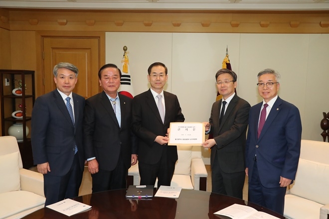 조재연 법원행정처장(왼쪽세번째)에게 부산고법 울산원외재판부 유치건의서를 제출하고 기념촬영.(사진제공=울산시)