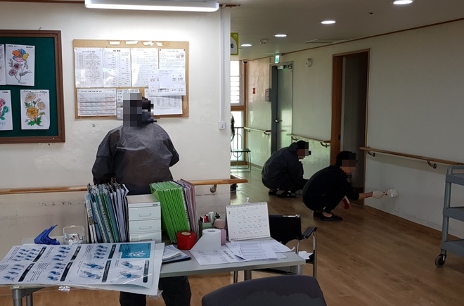 노인요양시설 환경개선 작업을 하고 있다.(사진제공=부산동부준법지원센터)