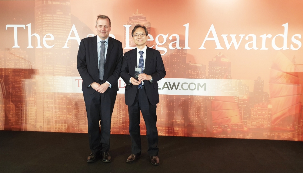 윤세리 명예 대표변호사가 ‘올해의 아시아 로펌 리더’에 뽑혀.(사진제공=율촌)