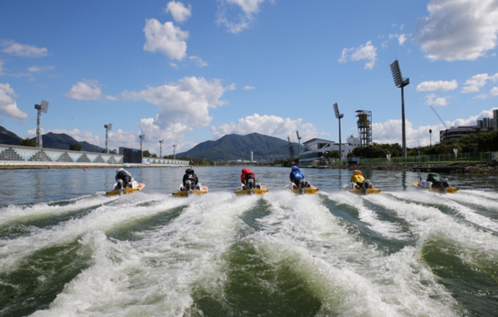 6명의 경정 선수들이 출반선을 향해 힘찬 스타트를 하고 있다.(사진=국민체육진흥공단)