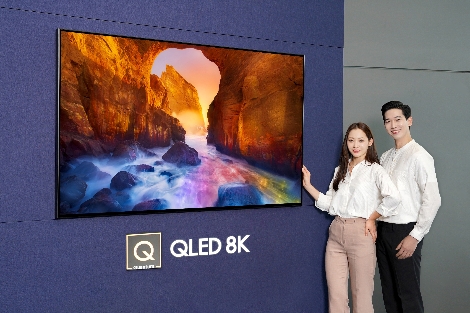 삼성전자 모델들이 삼성 디지털프라자 삼성대치점에서 2019년형 'QLED TV'를 소개하고 있다. 사진=삼성전자