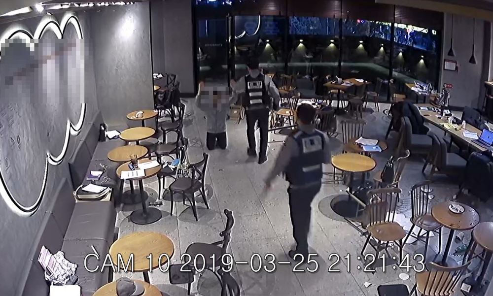 커피숍 흉기피습사건 피의자 현행범 체포장면.(사진제공=부산경찰청)
