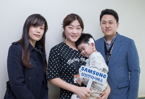 삼성전자서비스의 후원으로 인공달팽이관 수술을 받은 아동과 어머니(가운데)를 격려 방문한 사랑의달팽이 재단 관계자(왼쪽)와 삼성전자서비스 한마음협의회 오지상 대표위원(오른쪽)이 기념 사진 촬영을 하고 있다. 사진=삼성전자서비스