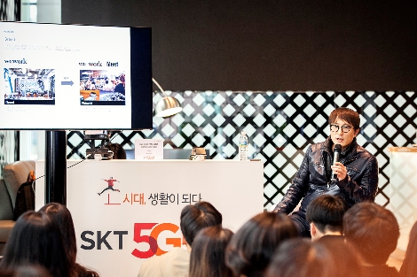 SK텔레콤 티움(T’um)을 설계한 우광진 공간 디자이너와 대학생들이 ‘티움’에서 이야기를 나누고 있는 모습. 사진=SK텔레콤