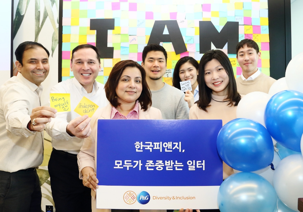 (사진설명) 한국P&G의 임직원들이 ‘다양성과 포용성’ 주간 ‘I AM’ 캠페인에 참여하는 모습