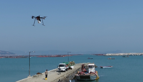 LG유플러스 스마트 드론이 전남 완도군 망남리 인근의 전복 양식장 정찰에 나서는 모습. 사진=LG유플러스