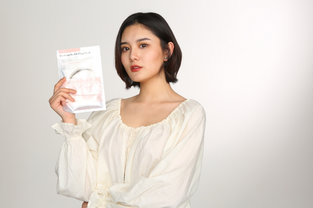 업통상자원부(장관 성윤모)와 KOTRA(사장 권평오)는 아시아모델페스티벌조직위원회(회장 양의식), 차이나패션위크조직위원회와 협력으로 28~29일(현지시간) 중국 베이징 798 예술단지에서 ‘페이스오브차이나(FACE of China) 연계 중국진출 로드쇼‘를 개최했다. 이번 사업은 전 세계 한류스타 발굴 플랫폼을 활용한 최초의 우리 제품 해외시장 진출 지원사업이다. 현지 모델이 사업 참가 우리기업 제품을 들고 광고용 사진 스튜디오 촬영을 하고 있다.