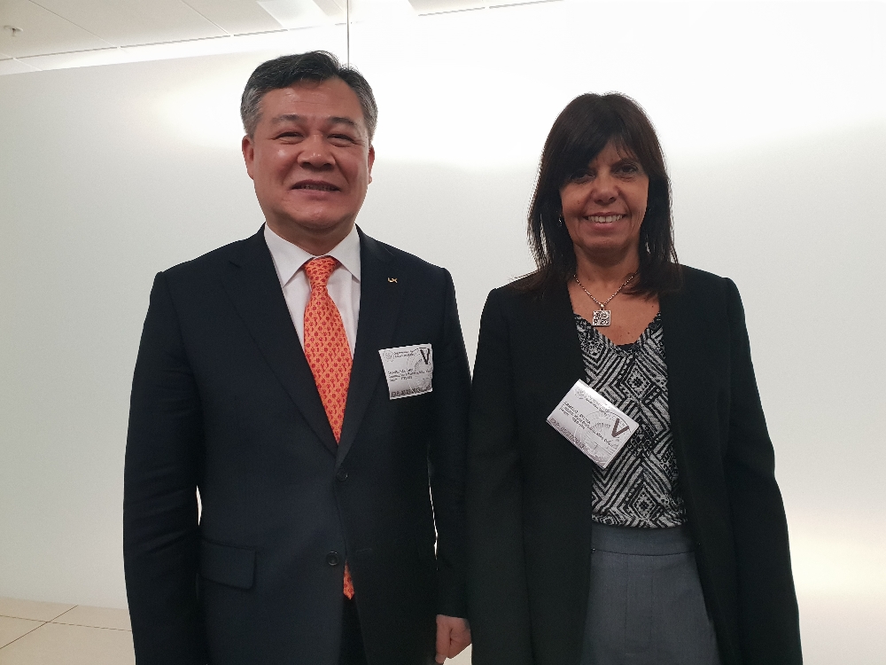 LX최창학사장(가운데), 실비아 아마도 OAS 지적토지등록연합회장(좌)이 미국 워싱턴 미주기구 본부에서 기념촬영을 하고 있다.(사진=LX)