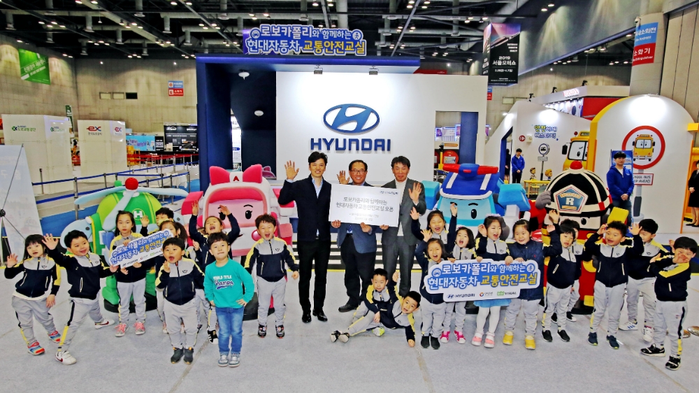 왼쪽부터 로이비쥬얼 신승호 이사, 안전생활실천시민연합 이정술 사무총장, 현대차 최원준 부장이 ‘2019년 로보카폴리와 함께하는 교통안전교실’에 참가한 어린이와 함께 사진 촬영을 하는 모습.(사진=현대자동차)