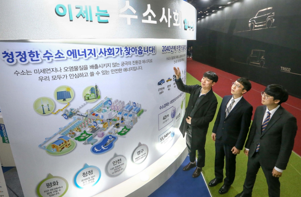 수소에너지 특별 홍보관’에서 관람객들이 수소에너지 사회에 대한 설명을 듣고 있다.(사진=서울모터쇼조직위원회)