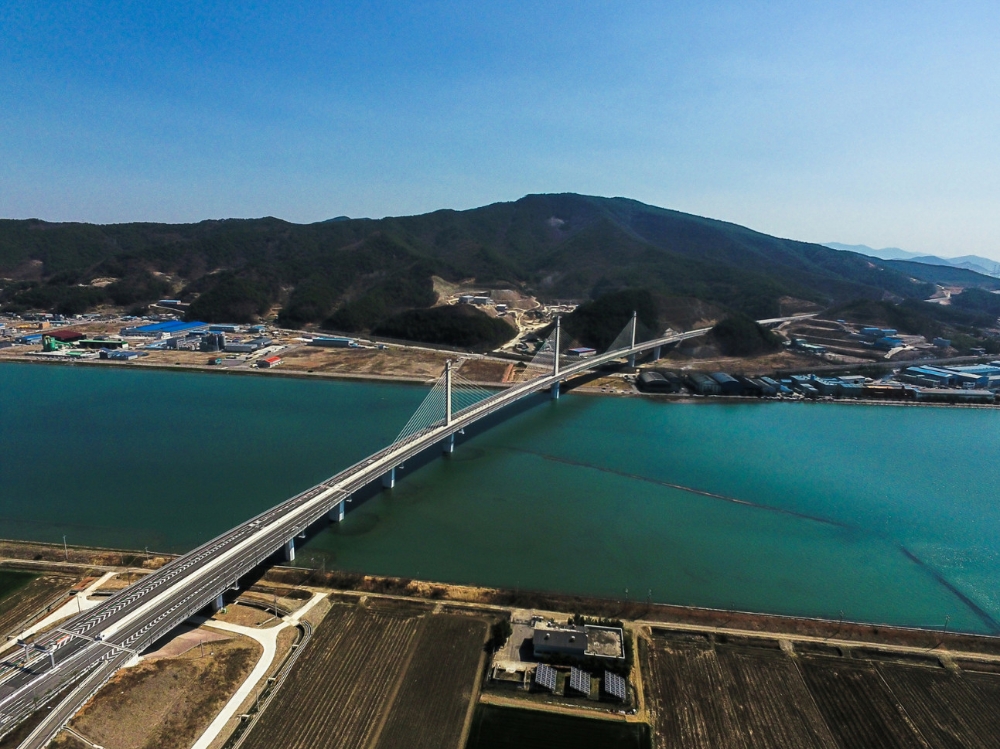 국내 최초의 곡선 사장교인 세풍대교.(사진=대림산업)