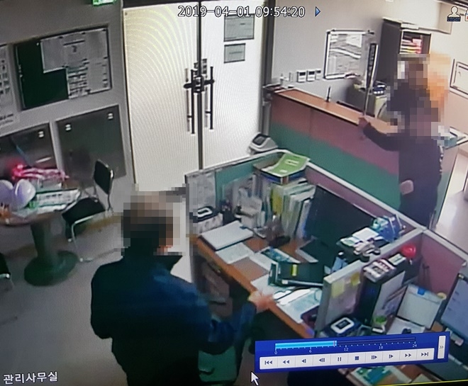 관리사무실 폭행현장.(사진제공=부산경찰청)