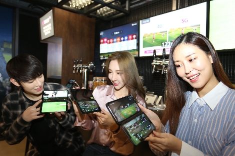 U+5G 팝업스토어 ‘일상로5G길’에서 LG유플러스 모델들이 U+프로야구를 즐기고 있는 모습. 사진=LG유플러스