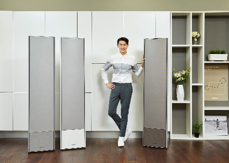 삼성전자 모델이 '무풍에어컨' 갤러리의 신규 라인업을 소개하고 있다. 사진=삼성전자