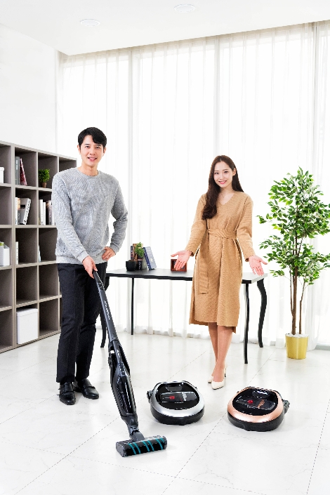 삼성전자가 2일 출시한 로봇청소기 ‘파워봇’과 '파워스틱' 제품 소개 이미지. 사진=삼성전자