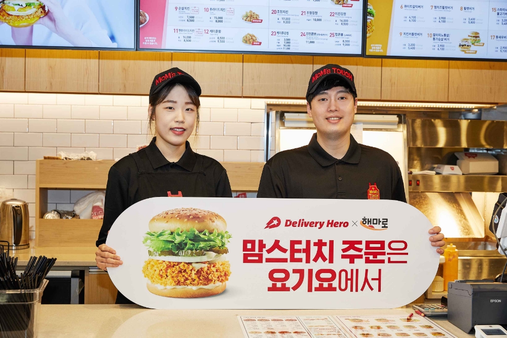 요기요, 맘스터치와 배달 서비스 위해 ‘맞손’…”맘스터치도 요기부터”