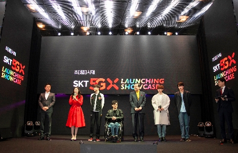 SK텔레콤은 3일 '5G 론칭 쇼케이스'에서 세계 최초 5G 가입자 겸 홍보대사를 소개했다. 사진 왼쪽부터 SK텔레콤 박정호 사장, 김연아 선수, 페이커 이상혁 선수, 장애인 수영선수 윤성혁, 최장기 고객 박재원, 'EXO(엑소)'의 백현과 카이. 사진=SK텔레콤