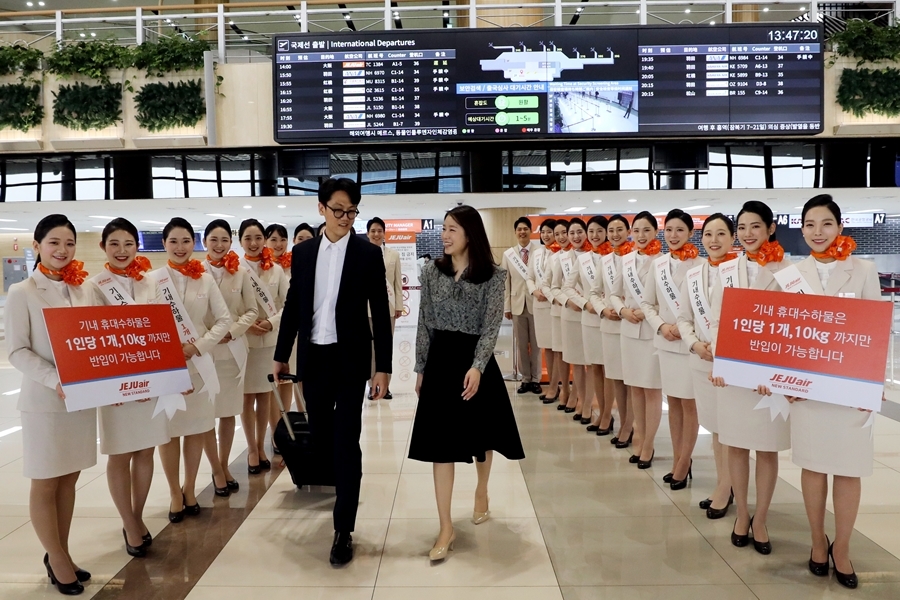 제주항공 신입승무원들이 본격적인 여행철을 앞두고 규정을 초과하는 수하물 반입에 따른 기내 혼잡과 탑승 지연을 줄이기 위해 김포국제공항 국제선 카운터 앞에서 휴대 수하물 규정을 알리고 규정준수를 강조하는 캠페인을 진행하고 있다. (사진=제주항공)
