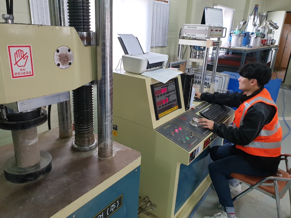 국도로공사 밀양울산 건설사업단에서 청년 취업 디딤돌 프로그램으로 선발된 인턴사원이 압축강도 시험을 하고 있다.(사진=한국도로공사)