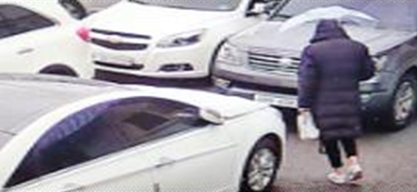 절취 후 도주하는 피의자.(사진제공=부산경찰청)