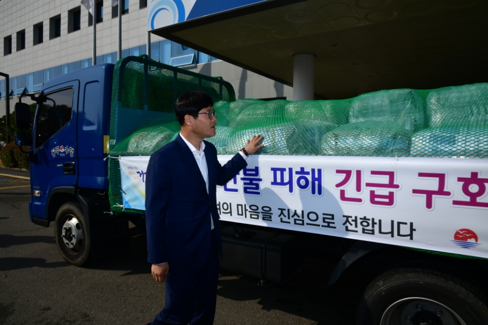 변광용 거제시장이 강원도로 출발하는 구호물품을 점검하고 있다.(사진제공=거제시)
