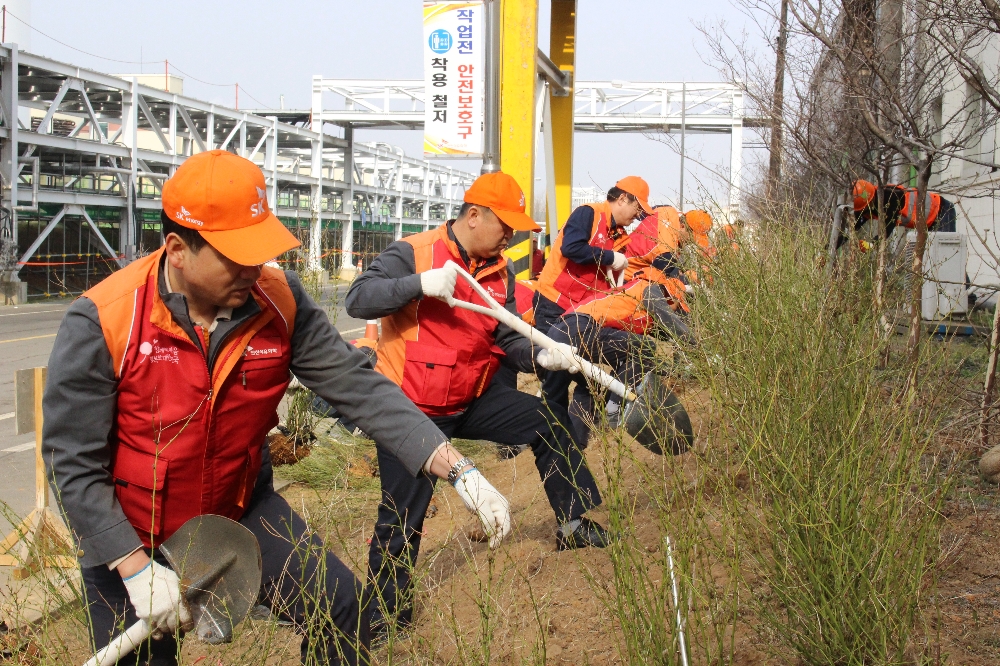 SK인천석유화학 노사가 지난 5일, ‘1인 1나무 심기 캠페인’에따라 사내에 식수하고 있다. (사진=SK인천석유화학)