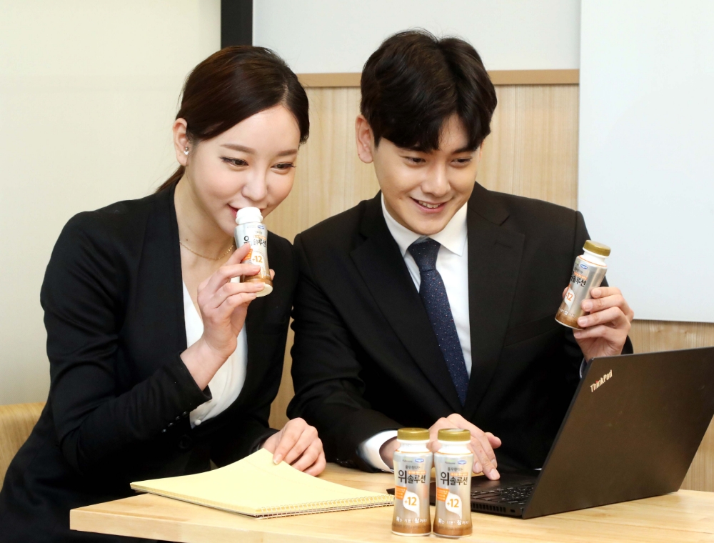 젊은 직장인, 하루 한 병 건강 맞춤 식음료로 셀프케어