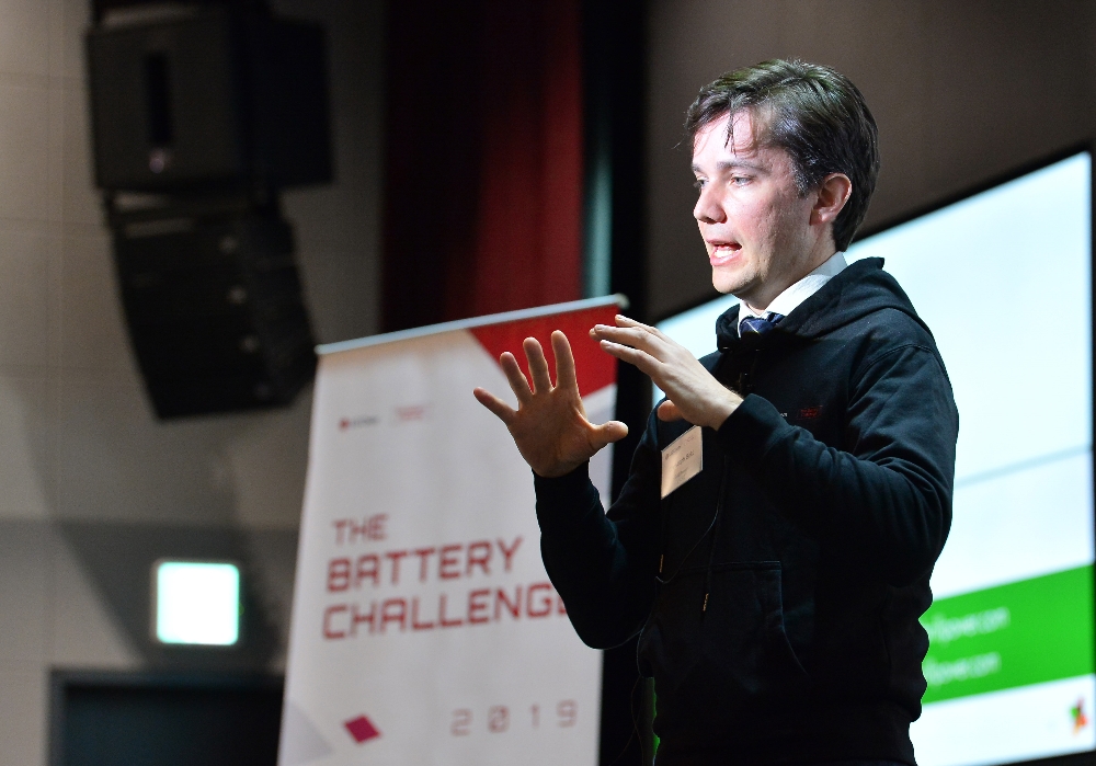 '더 배터리 챌린지' 피치데이 참석한 스타트업 관계자가 발표를 하고 있는 모습. (사진=LG화학)