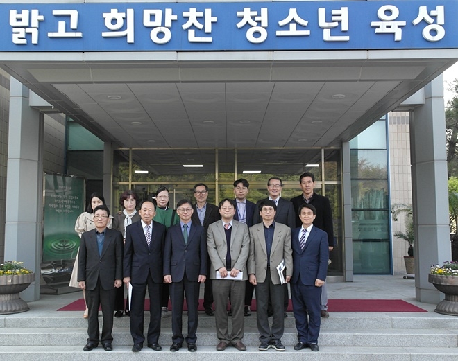 창원지법 정석원 부장판사 일행이 부산소년원을 방문하고 기념촬영.