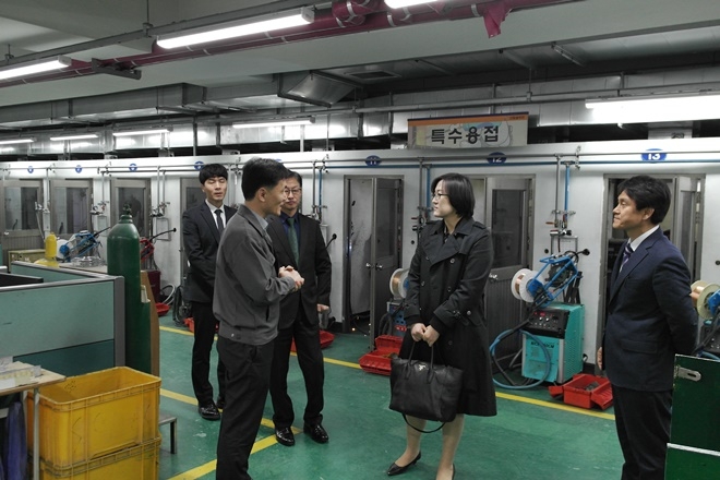 울산가정법원 우정민 소년단독 판사가 오륜정보산업학교를 방문해 대화를 나누고 있다.(사진제공=부산소년원)