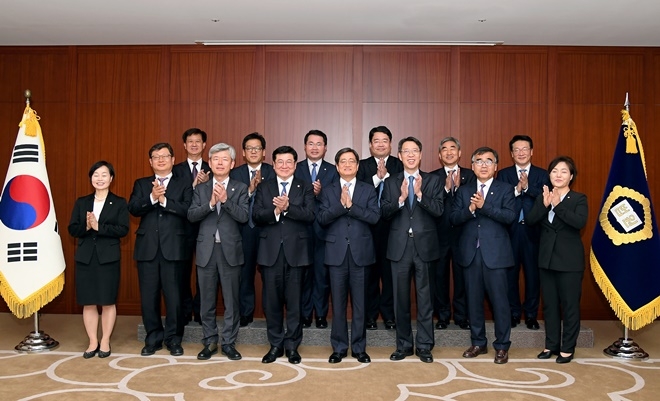 대법원과 대한변호사협회가 간담회를 갖고 기념촬영.(사진제공=대법원)