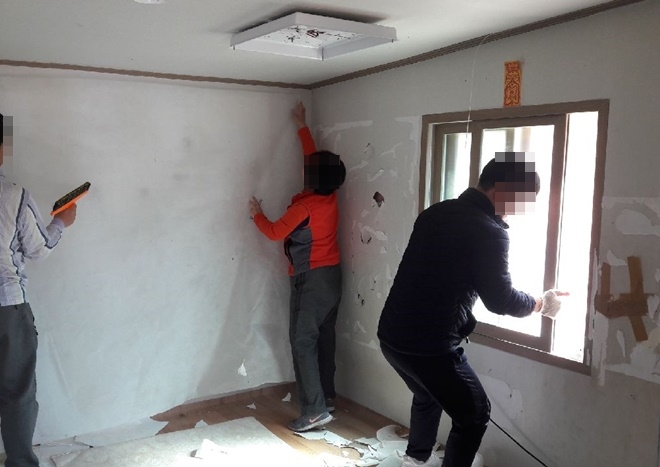 사회봉사대상자들이 도배작업 등을 하고 있다.(사진제공=진주준법지원센터)