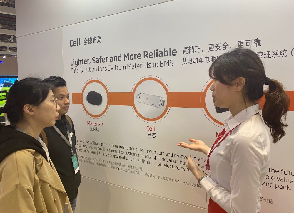 SK이노베이션 직원이 부스에 방문한 업계 관계자들을 대상으로 제품에 대해 설명하고 있다. (사진=SK이노베이션)