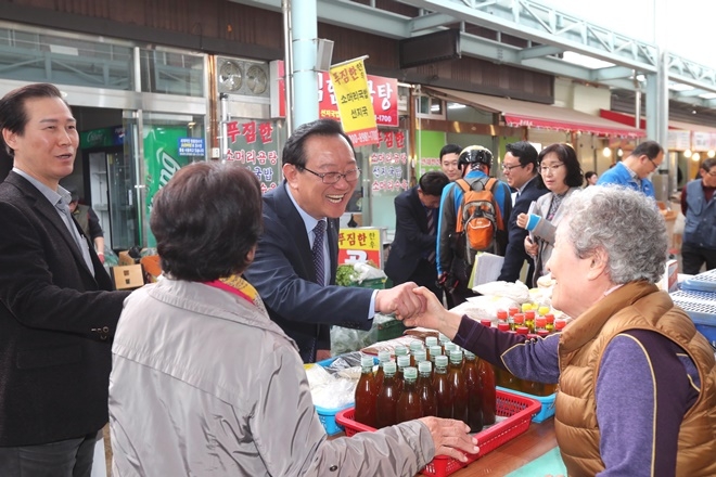 송철호 시장이 상인과 악수를 나누며 활짝 웃고 있다.(사진제공=울산시)
