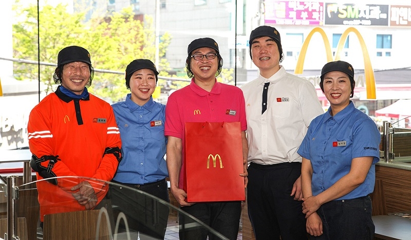 맥도날드 울산 달동점 직원들이 이장훈 크루(중앙)와 함께 기념 사진을 촬영하고 있다. (사진=맥도날드)