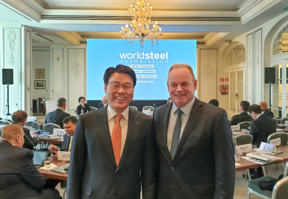 최정우 포스코 회장(사진 왼쪽)이 16일 스페인 마드리드에서 열린 세계철강협회 정기 이사회에서 집행위원으로 선출된 후 요한피터(Johannpeter) 세계철강협회장(브라질 게르다우(Gerdau)社 부회장)과 함께 기념촬영을 하고 있다. (사진=포스코)